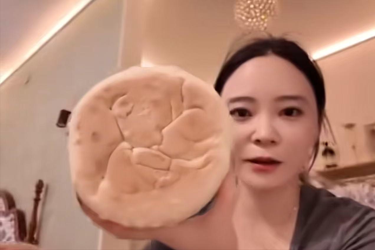 笑不活了！南方女子在山东点了三个馒头，当她看见馒头那一刻，惊呆了！网友：早就听说