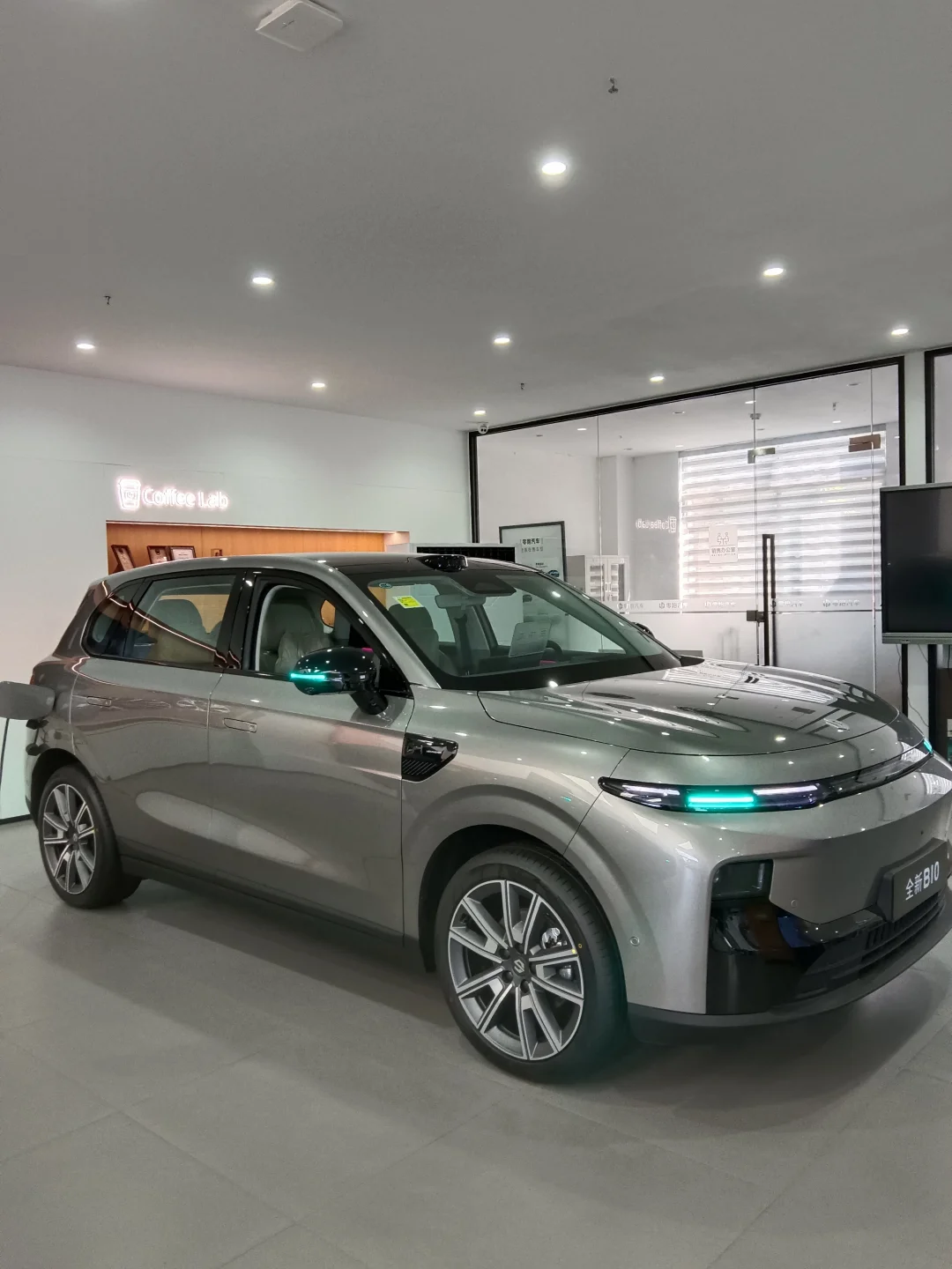 国庆不想挤高铁！全家出行直接开零跑B10出发🚗CLTC610km长续航，800V平台3C快充服务区