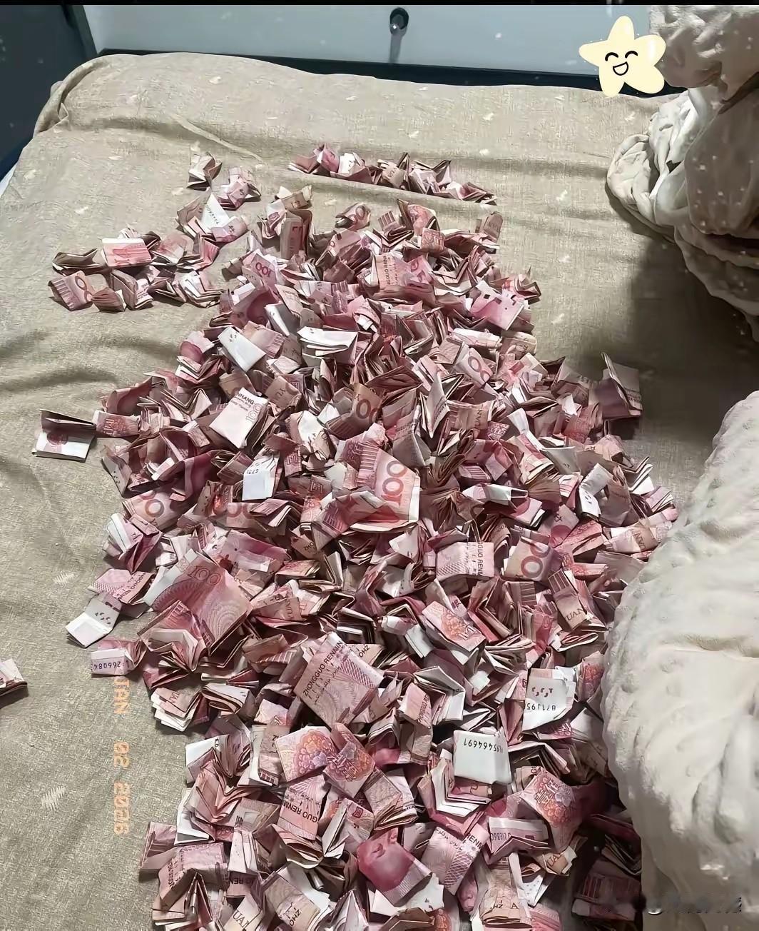 这钱还真没少攒，据说都是从存钱罐里倒出来的，看到这个画面，让我想起了我小时候知道