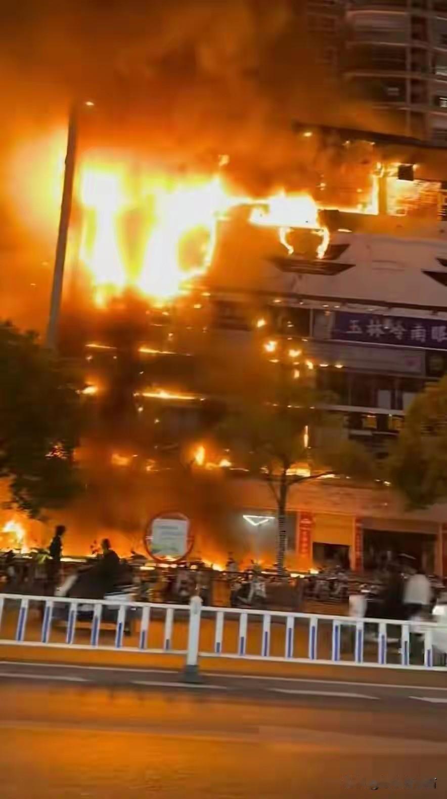 2026年1月1日晚，广西玉林市玉林国际购物中心突发火情。多段现场视频显示，起火