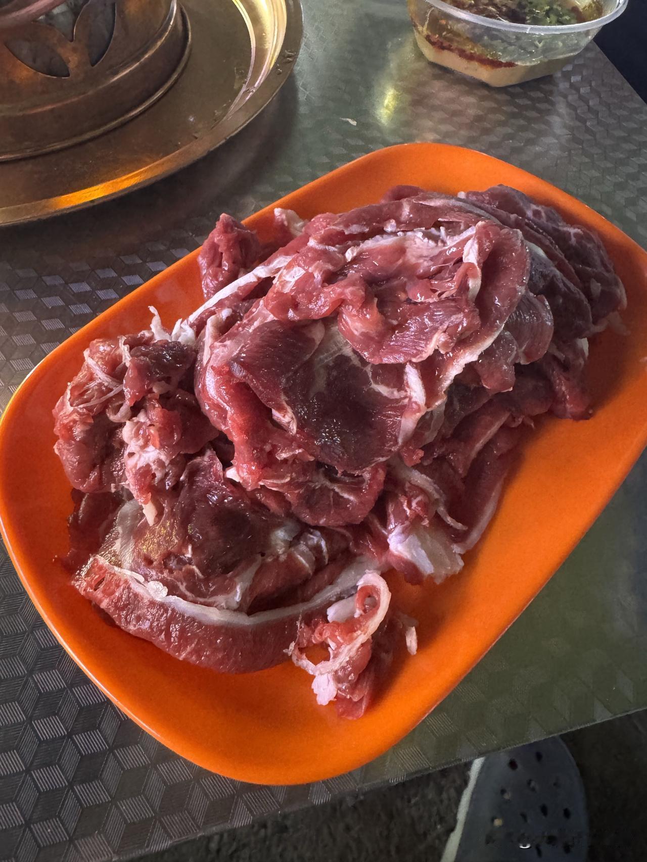 这家涮肉一个礼拜来了3回，跟朋友喝酒约这里就图个肉新鲜，还有性价比，40块一斤手