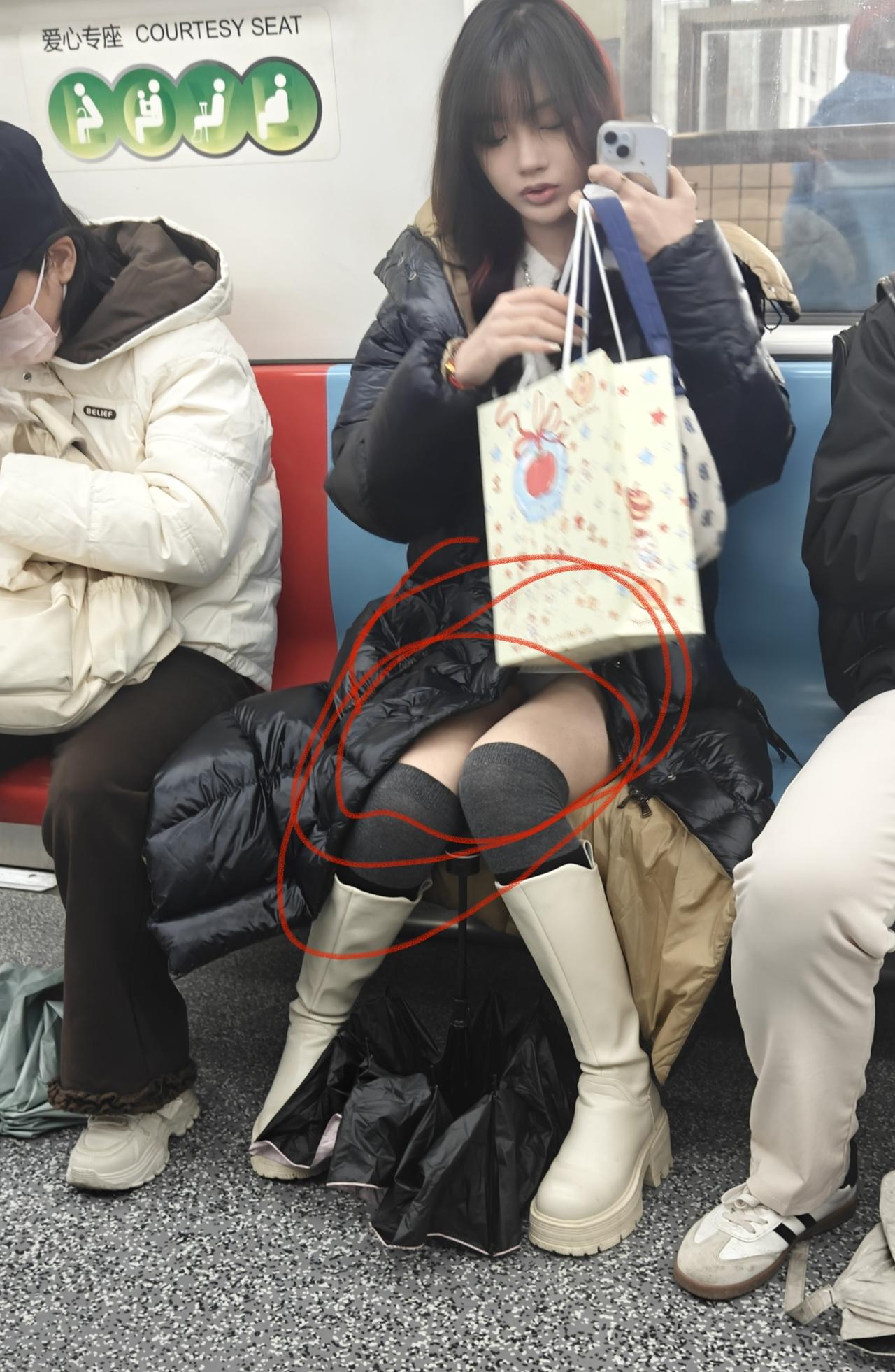 照片里面有亮点，现在年轻女孩子胆子真的大，是黑色的，我95后小姐姐自叹不如😂