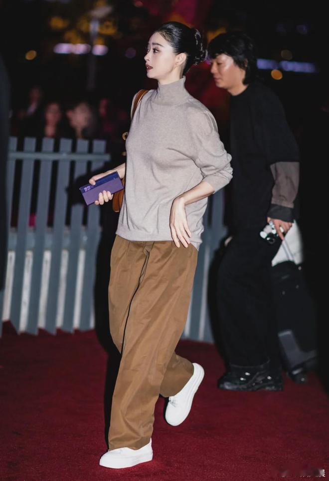 蒋欣减肥成功后气质直接开挂！卡其色上衣搭配棕色阔腿裤，高级感拉满还透着洋气，颜值