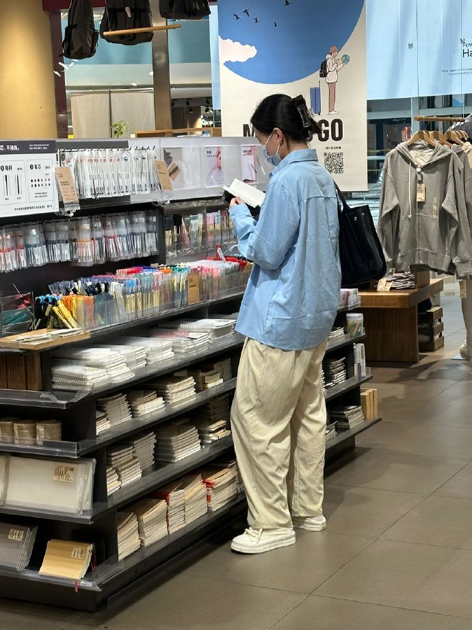 好像现在逛商场真的变成了只“逛”…了​​​