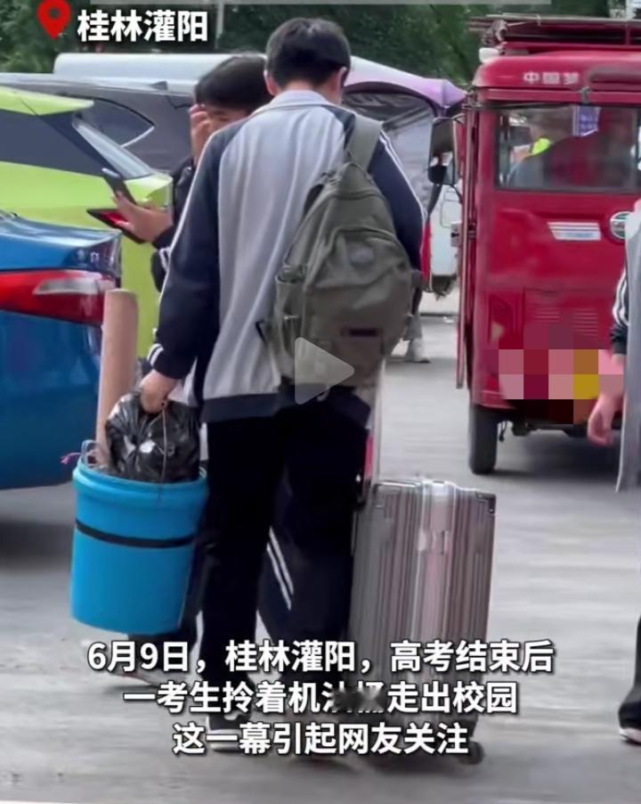 高考刚结束，广西桂林灌阳的一位男生，因为手里一个旧机油桶火了。这个桶陪着他