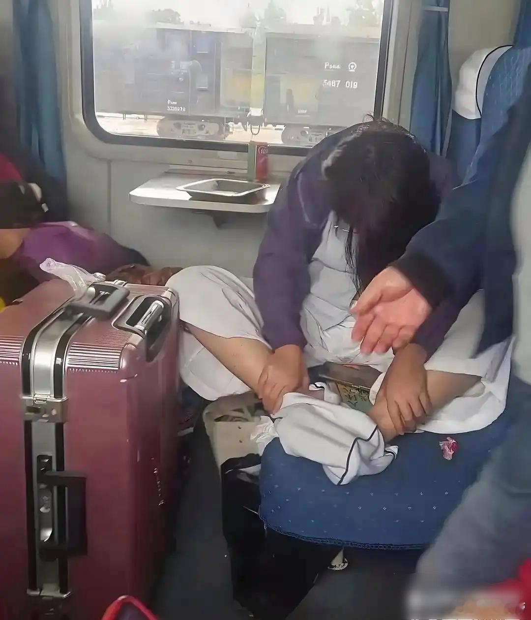 火车上看到一幕，那小子看着像个大学生，咋这么没素质呢？书都读哪儿去了？