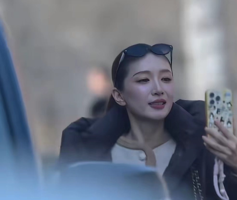 感觉江疏影真的不适合太浓郁的装扮，太浓的装扮显得她好老