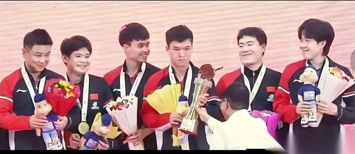 国乒亚锦赛收官！两冠拿得超爽！但最戳人的不是夺冠——是队友给向鹏“设的局”。
