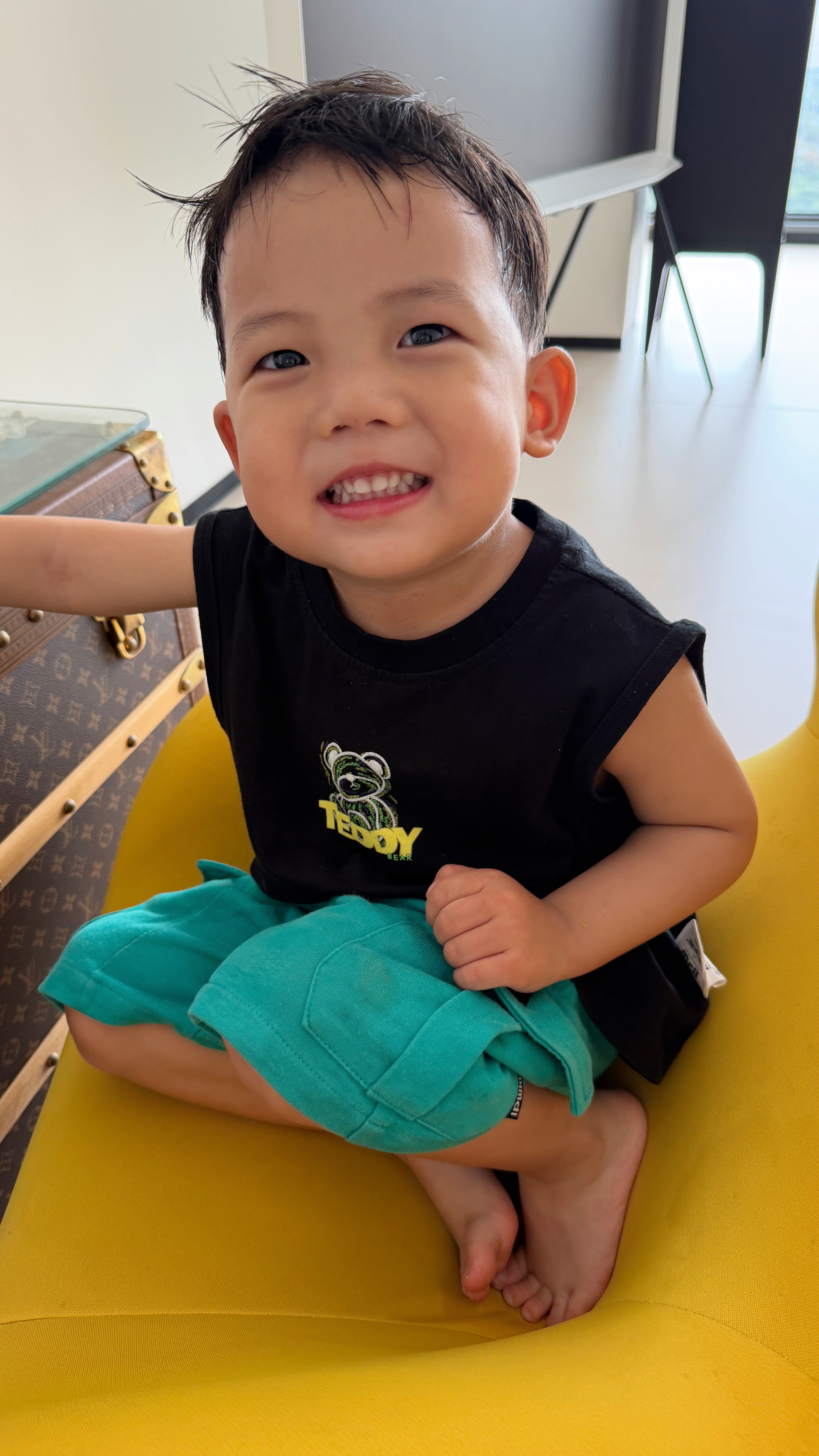 阿琛和希希现在也知道有网友这件事。希希，我给她看大家对她生日祝福，她说好多生日