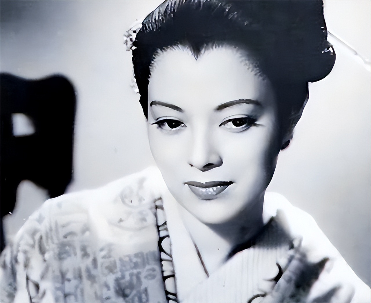 1945年，法庭之上，一名女汉奸正在被审判，就等着押赴刑场执行枪决了。然而，就在