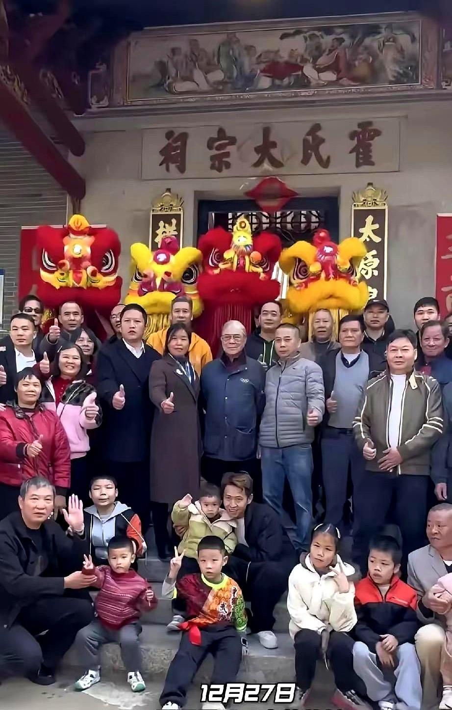 80岁霍震霆回乡祭祖没跪，网上吵翻了。一些人揪着不放，说他有钱就忘本；另一些