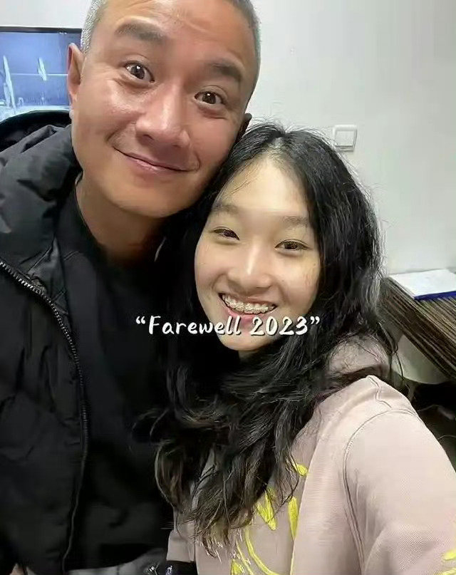 17岁文君竹摘了牙套像换了张脸，别墅泳池边庆生比妈还抢眼，网友看愣：马伊琍辛苦养大，咋越长越像文章​