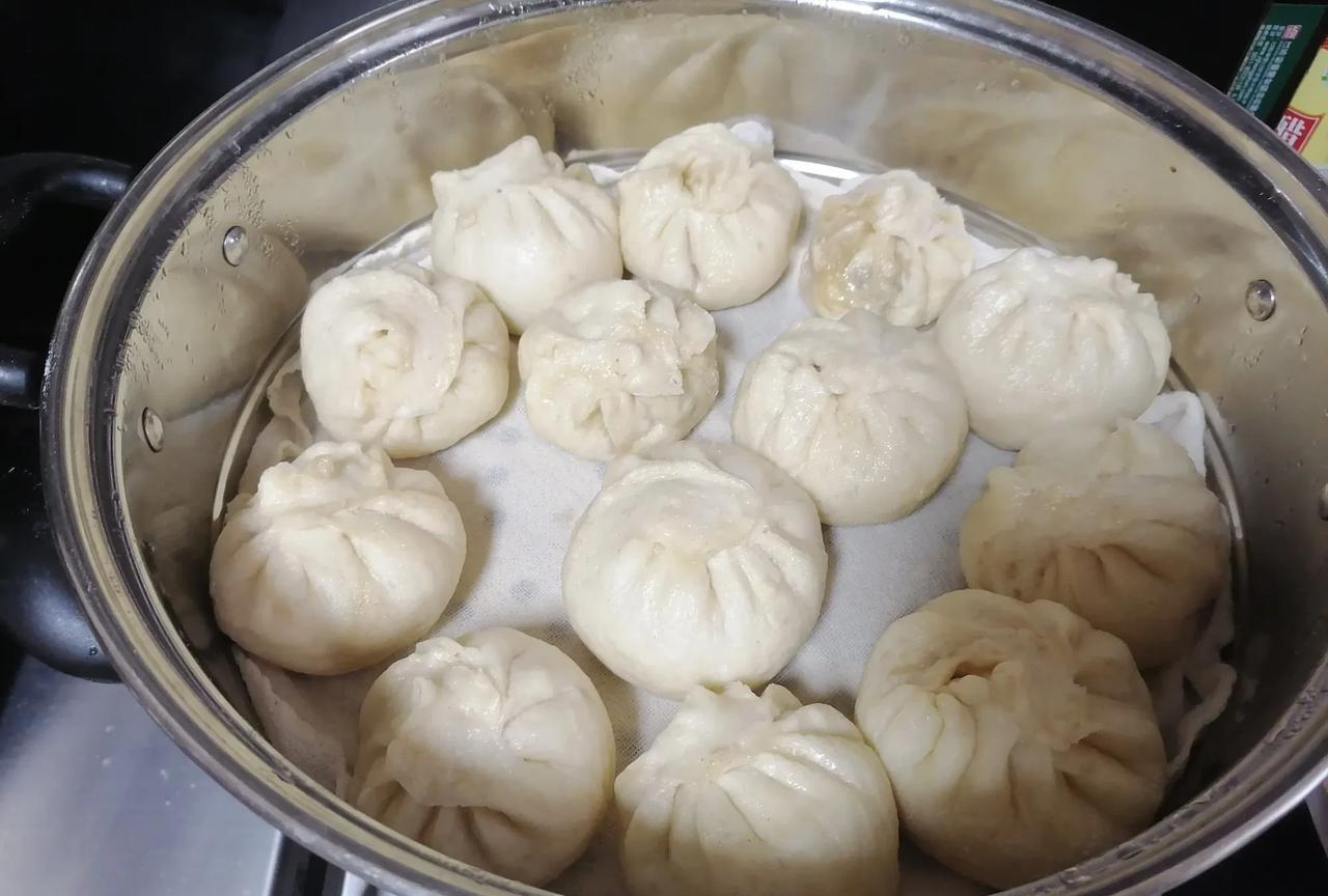 自从一天比一天热，我也好久没蒸包子了。这条军哥从集上买回一袋子野菜，我们叫它“