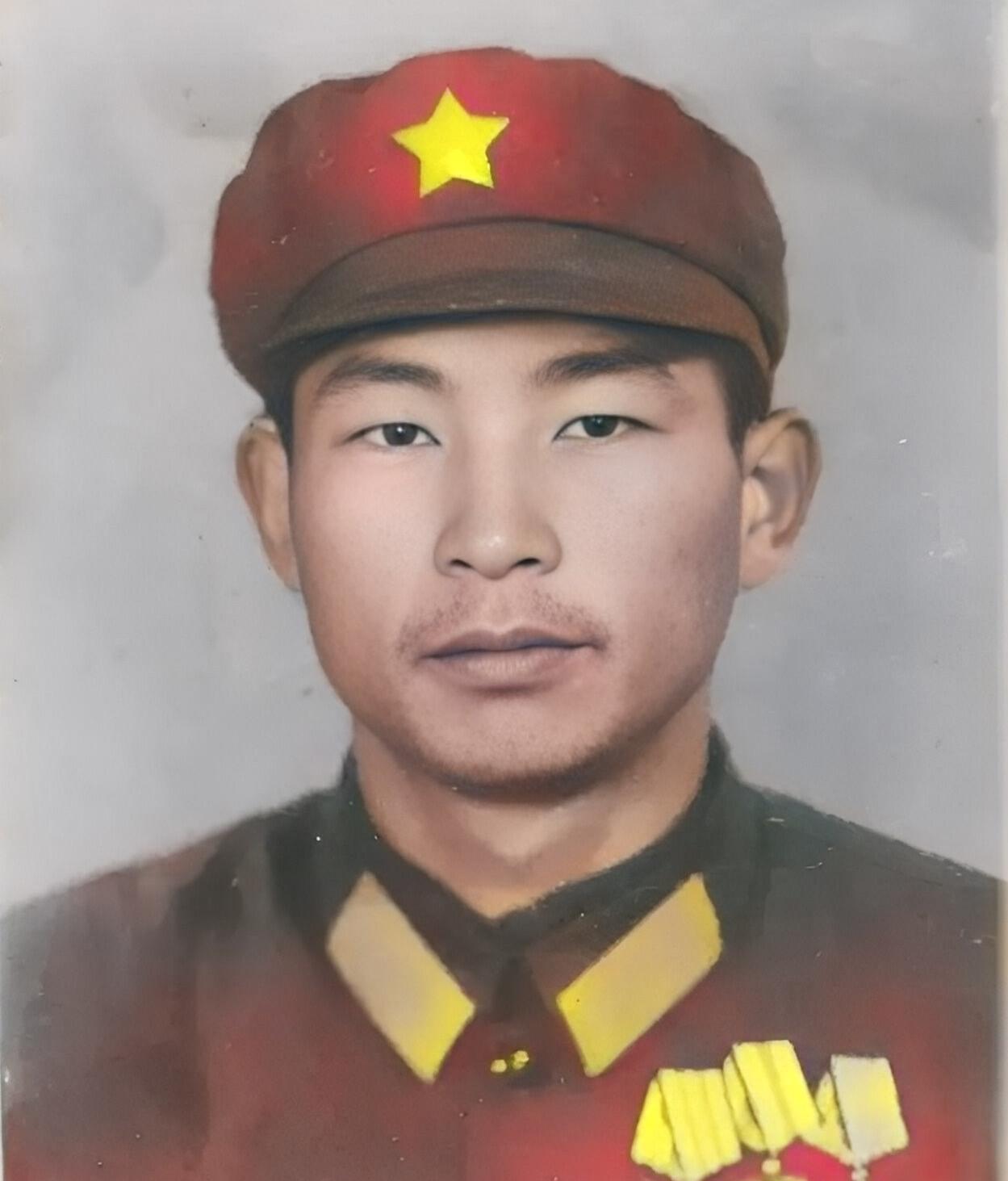 1980年，十几名越军包围了小战士许明习，越军见他孤身一人，便想抓活的回去领赏。