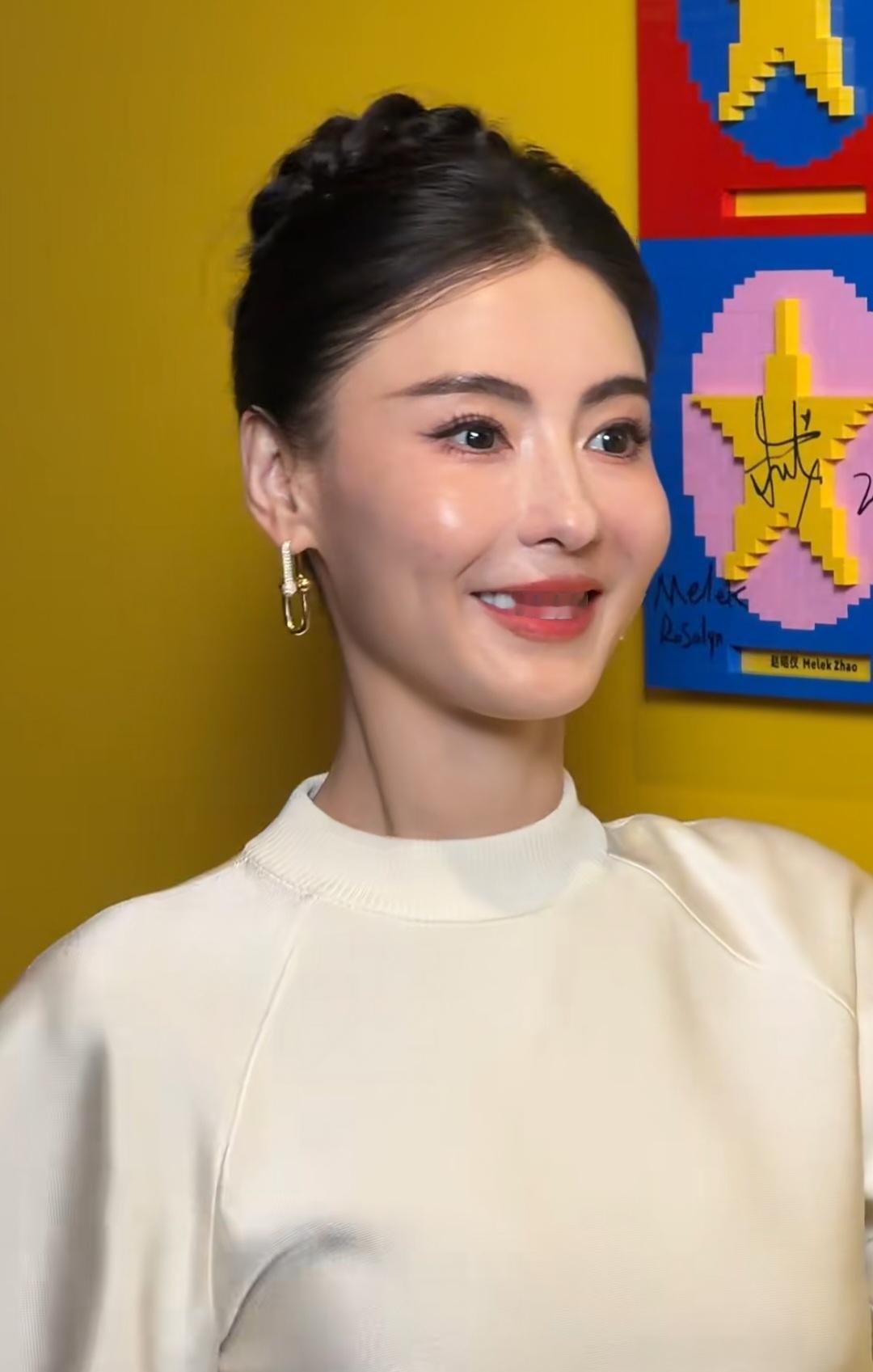 45岁的张柏芝虽然美貌仍在，但生图也开始挑角度了!她五官脸型没变，眼神虽然有点疲