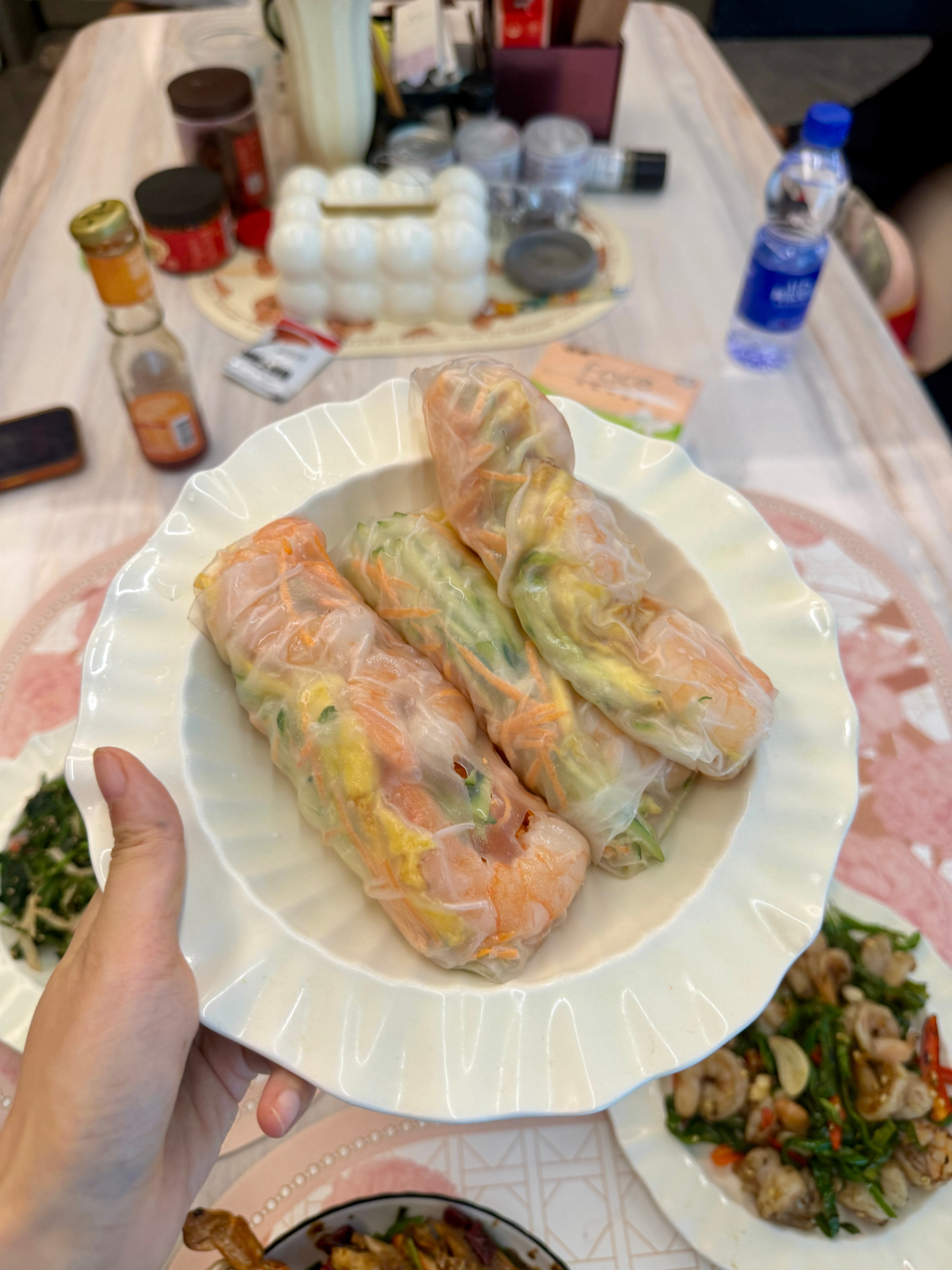 今天吃什么?姜葱梭子蟹。菠菜凉拌蟹柳。清炖牛肋条。辣炒虾仁。​​​