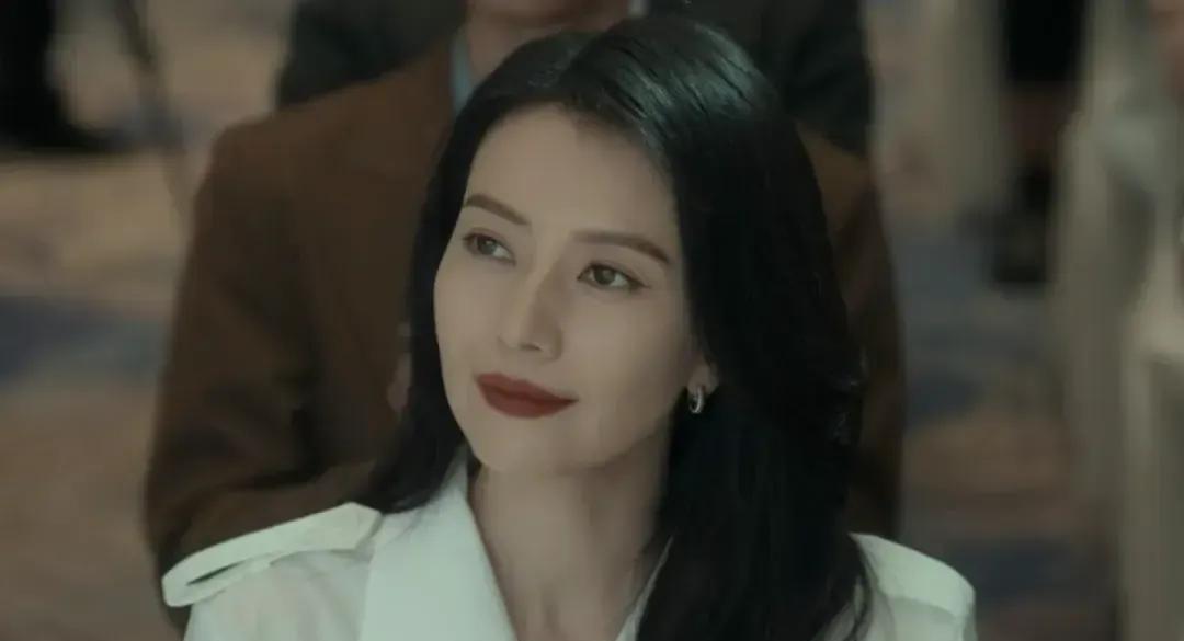 高圆圆还这么年轻漂亮。刚看到央视一套在播的《绝密较量》，主演又是高圆圆和张鲁一