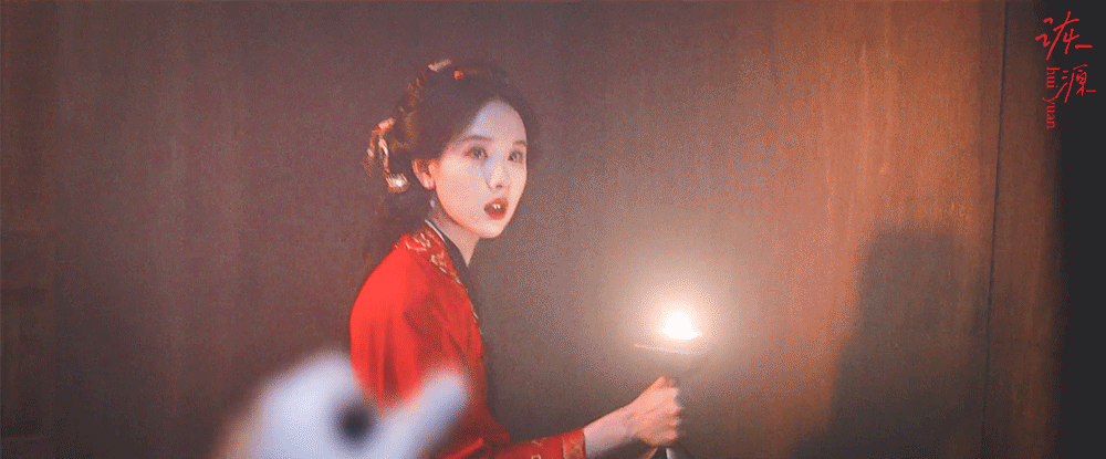 陈都灵《翘楚》楚朝/动图▷EP02-05红衣-美丽背影推门转身于是摊