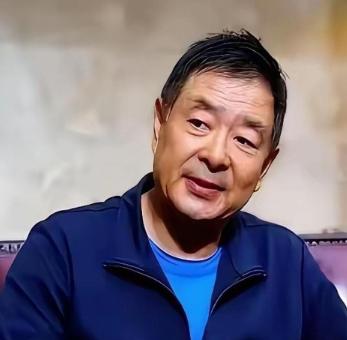 谁也没有想到，凌晨一点的北京，72岁的濮存昕竟用一根布绳，将自己与94岁的老母亲