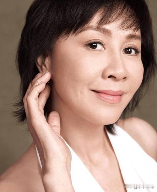 刘嘉玲亮相《功夫女足》香港首映礼，她跟周星驰还是那么有默契！不得不感叹，刘嘉玲身
