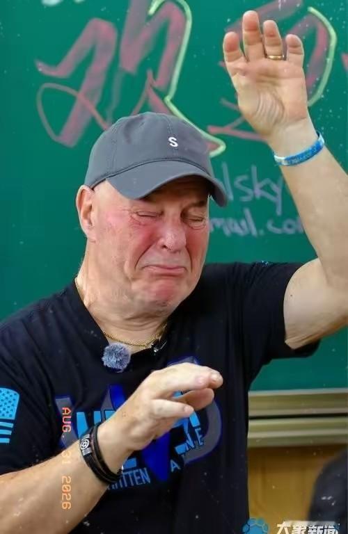69岁的赛考斯，带走一罐取自毛乌素的细沙土登上返程航班。离别之际，洛阳当年的学生