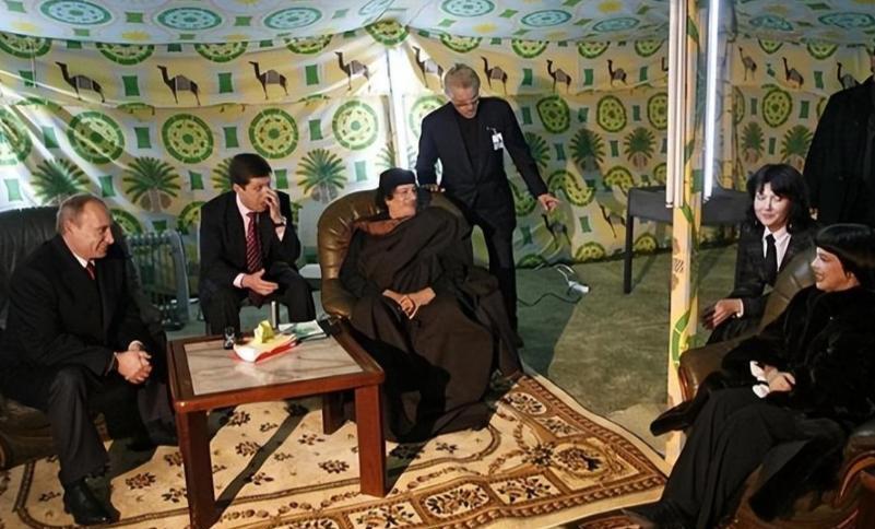 🌞2008年，普京拿着一张价值46亿的欠条，飞往利比亚找卡扎菲要账，可没想