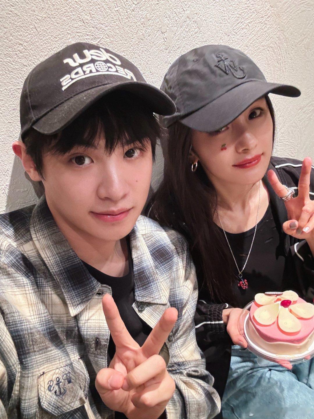 杨幂黄明昊手挽着手下班杨幂：“黄明昊小宝贝～”两位友谊长存[yeah