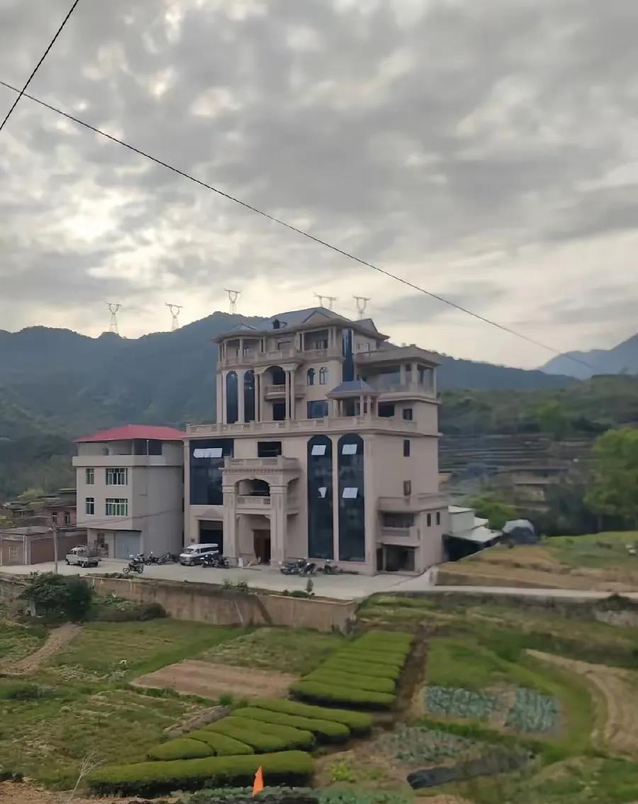 在农村建一栋这样的别墅50w够不够？