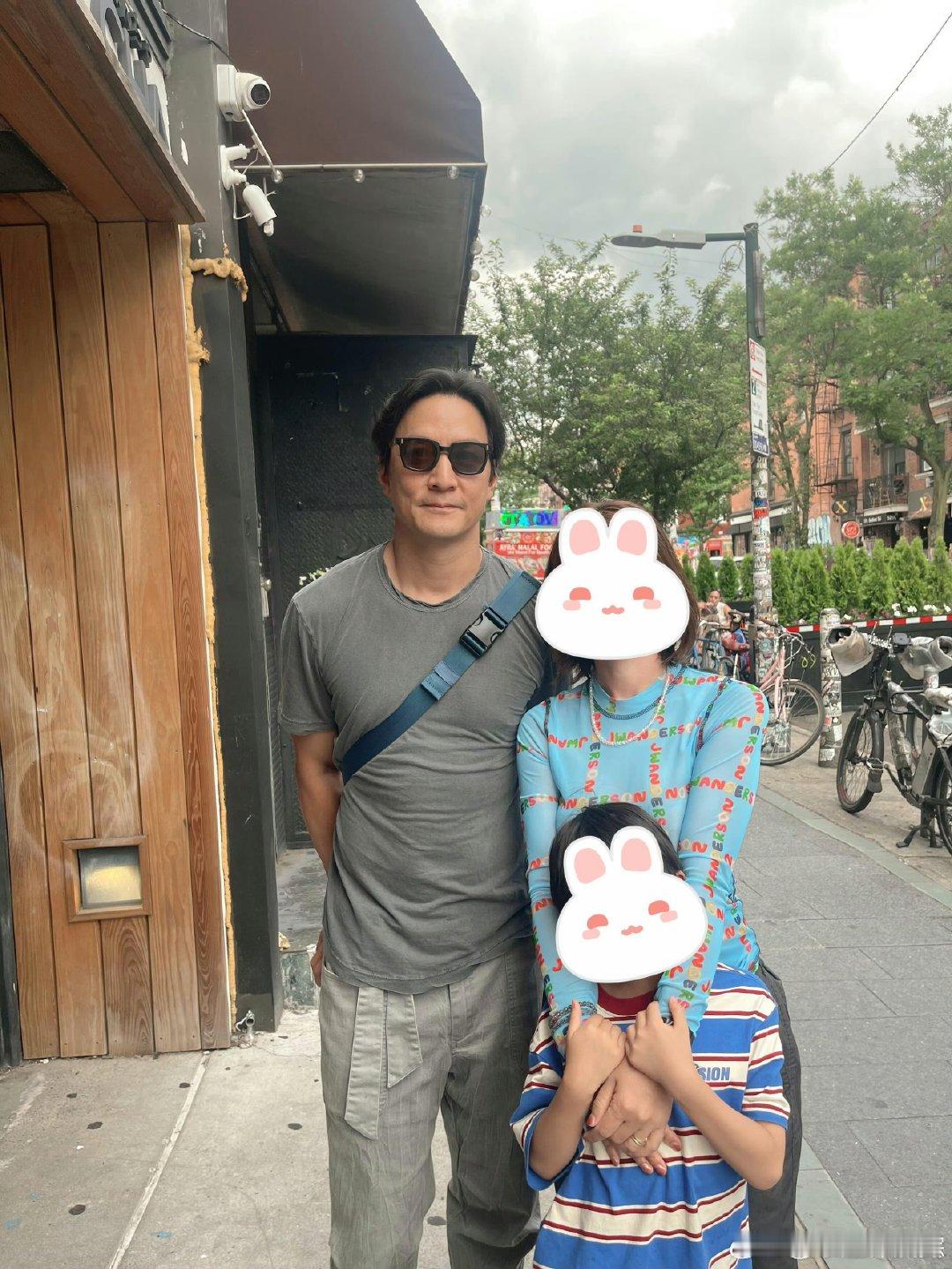 纽约街头偶遇吴彦祖一家三口纽约街头偶遇吴彦祖一家三口逛街在纽约街头偶遇吴彦祖一
