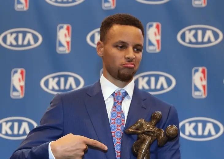 库里封神在此一举啊前NBA球员帕金斯在一档节目中谈到库里，他说：“我认为库里只