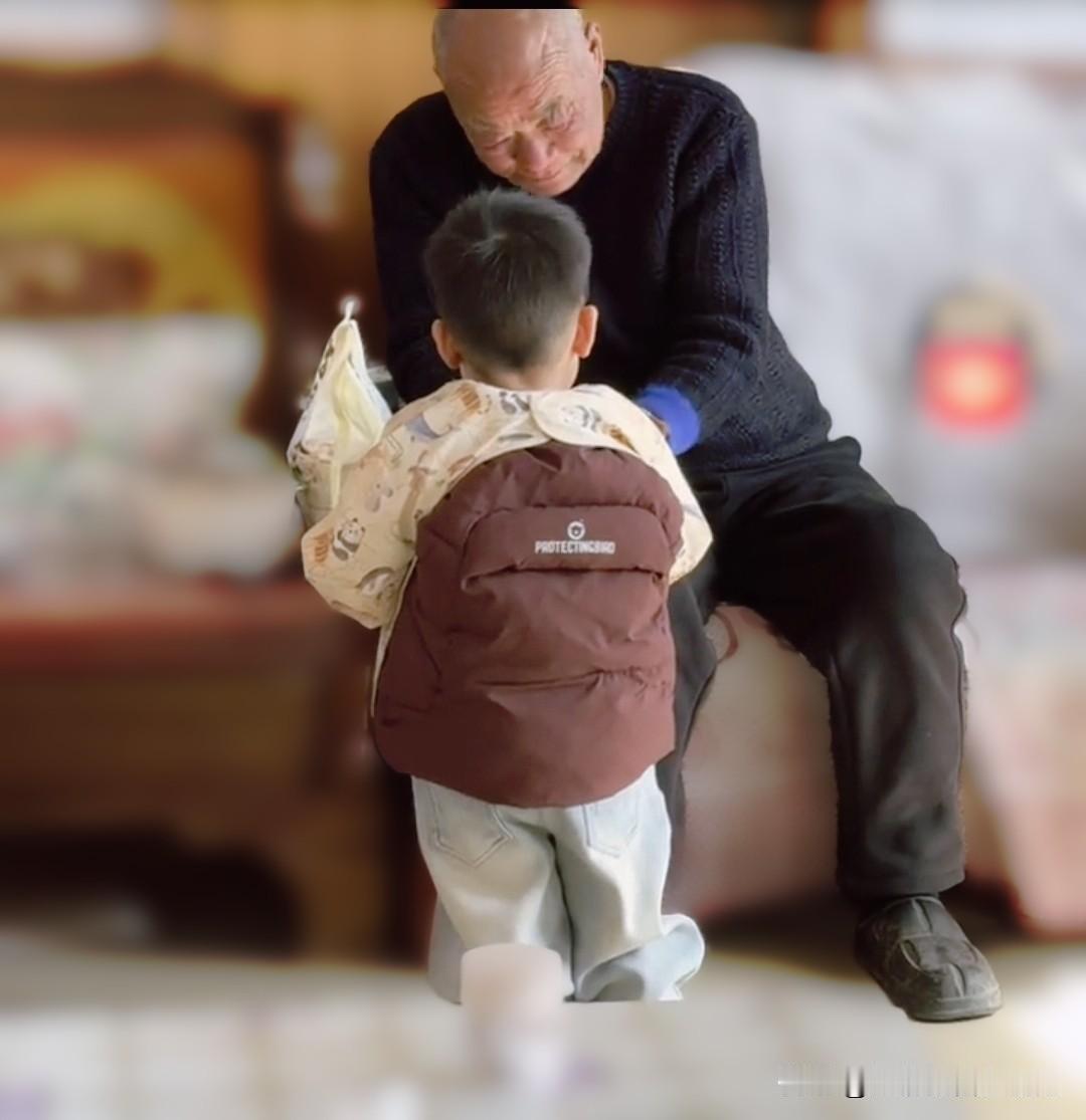 除夕年夜饭“翻车”现场除夕傍晚从老家返来，儿子儿媳便赶忙张罗起年夜饭。刚把食材