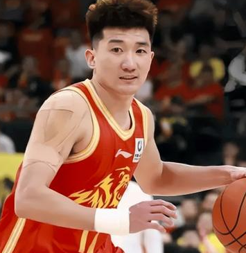 广厦男篮球员孙铭徽谈自己身体恢复情况，他表示：我的身体只恢复了一半左右，两个脚每