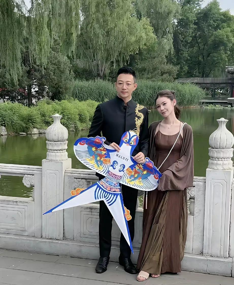 520这一天，北京气候宜人，不冷不热，汪小菲一家三口出门游玩，大S的两个孩子，则
