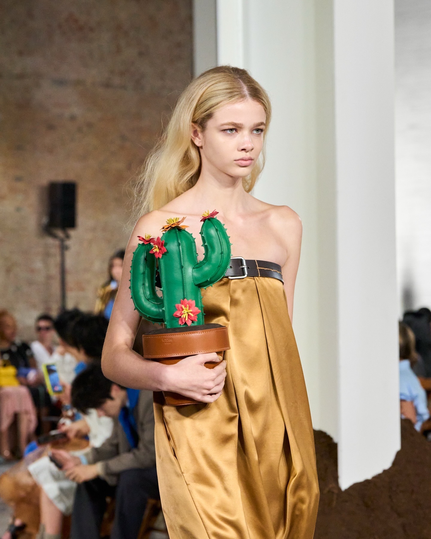 Moschino2026秋冬系列时装周Moschino即使换了设计师，还是在