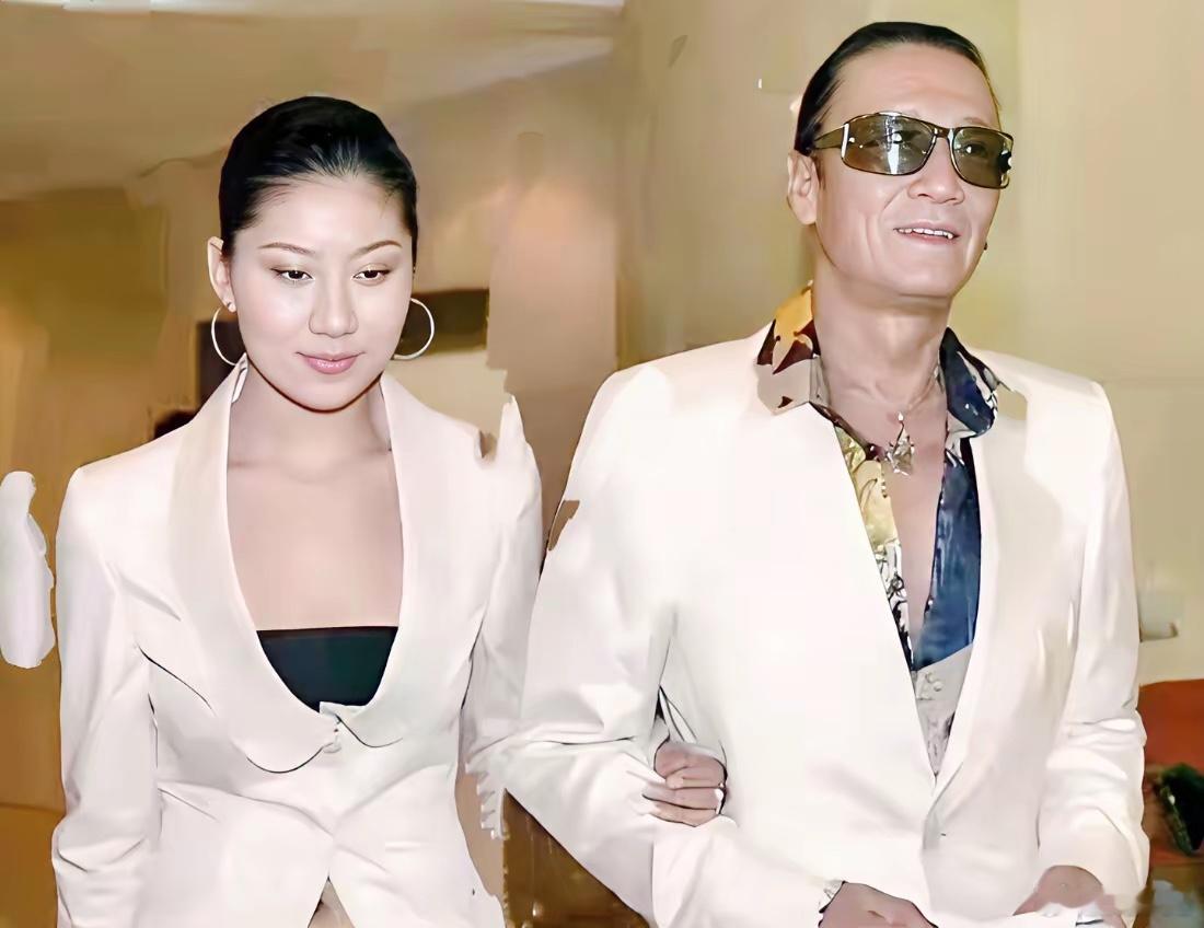 和谢贤同居相伴12年，陪着他安度晚年。如今41岁定居上海，为了谢贤，至今未婚未育