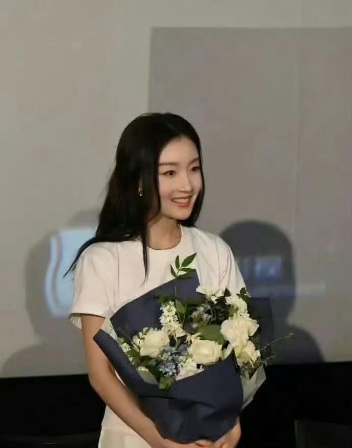 周冬雨回应整容争议：追求美，何错之有在综艺《周五晚高疯》红毯上，周冬雨被杜海