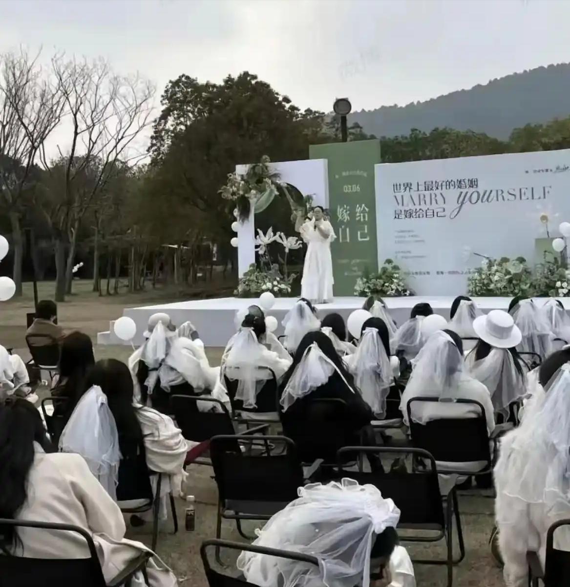 这下真的亏麻了，50多万没了！一群小仙女搞了个“嫁给自己”的活动，本以为婚纱可以