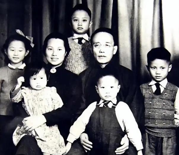 1978年，郭沫若在北京不幸去世，藏了几十年的怪事也因此露了底：他早年在日本抛下
