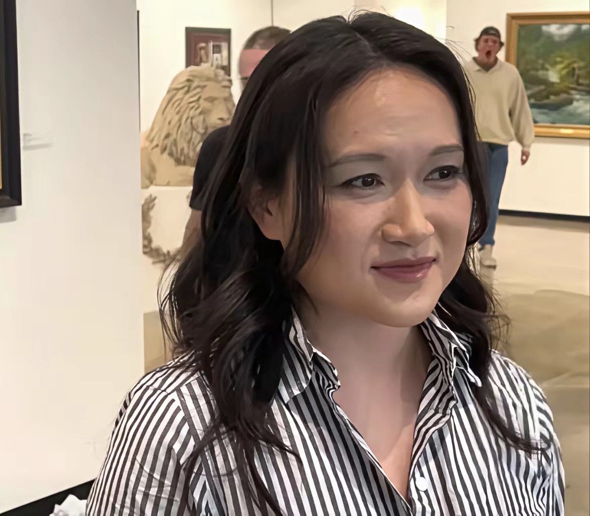 不是这口牙，我还真认不出她是陈乔恩…