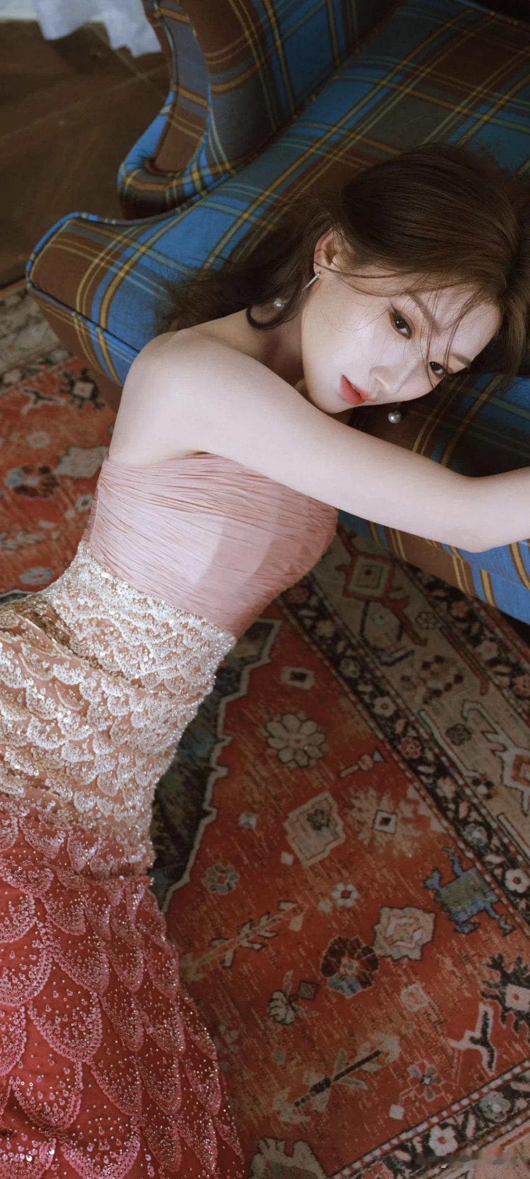 毛晓彤壁纸～这条波光粼粼的红裙，像极了人鱼公主，用来当壁纸再合适不过了。