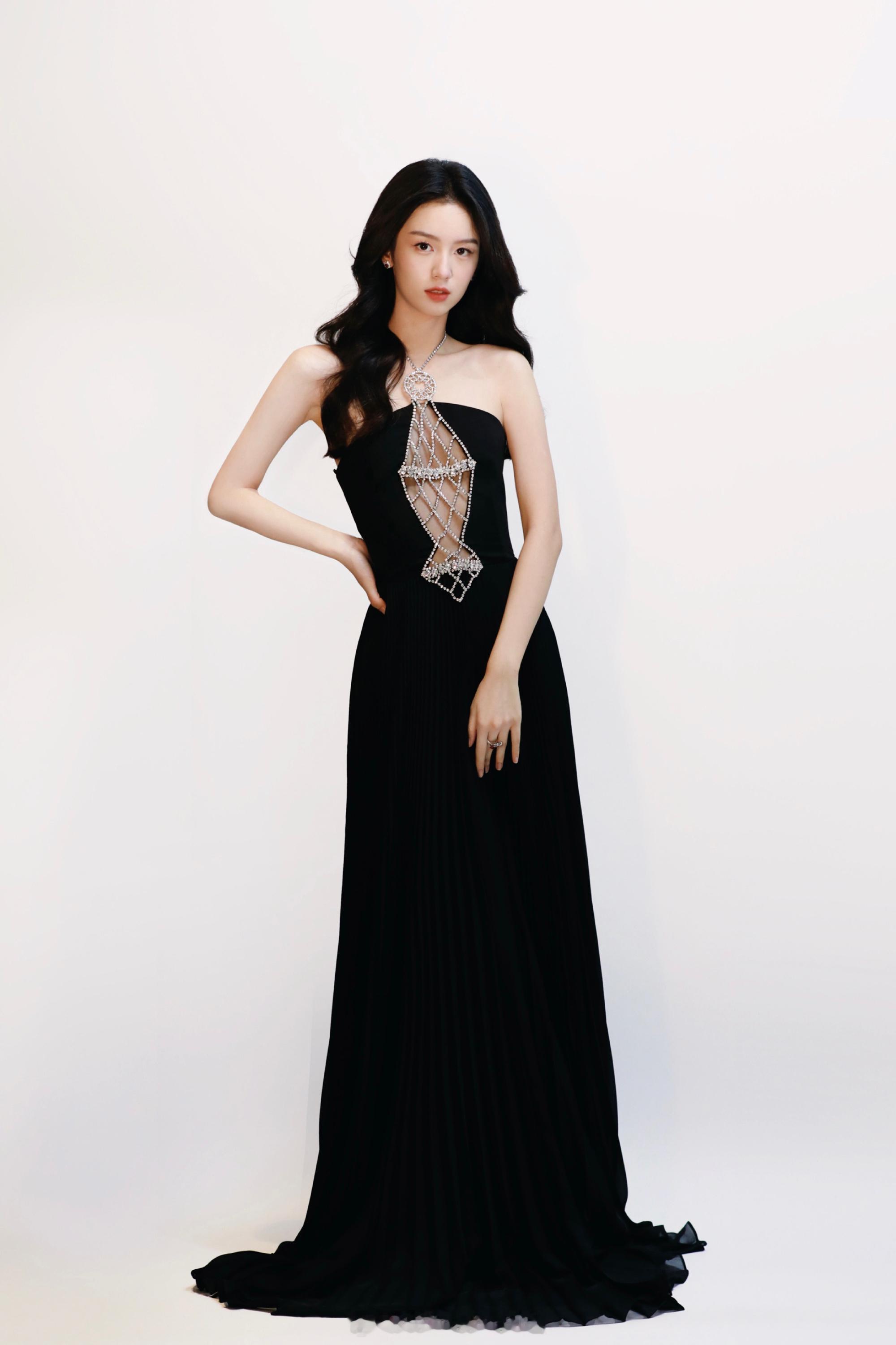 周也卷发黑裙浪漫写真