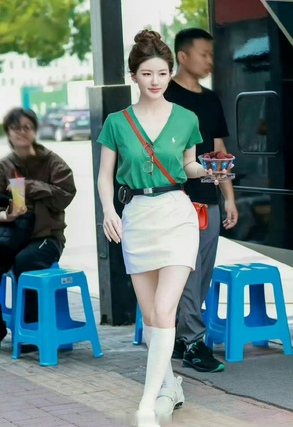 赵露思的腰……细得能把耳机当“腰带”​​​