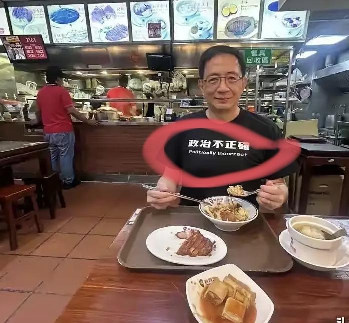 台大前校长管中闵真是“任性”。今年已经70岁的他，穿着印有“政治不正确”的T恤
