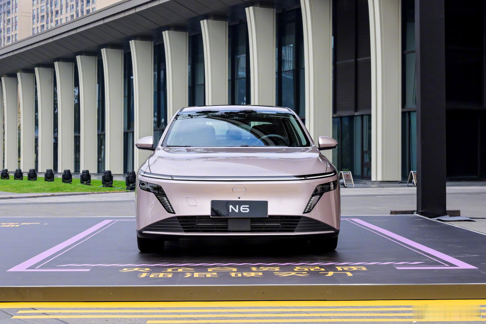 直到今日还是没办法接受日产玩这么多花样，把大沙发爆米花抬进了发布会，以前哪见过这