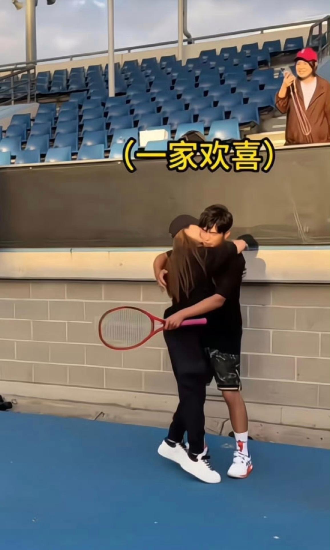 周杰伦和昆凌打网球，他们俩真的好甜，令人羡慕的爱情。
