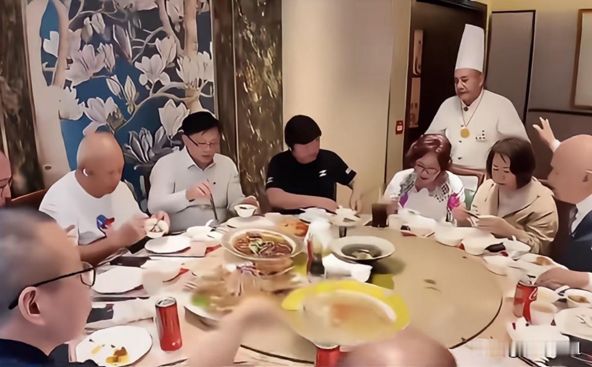为什么97岁的千亿豪门大家长，会去捧场机车网红张雪的交车饭局？原因很简单。