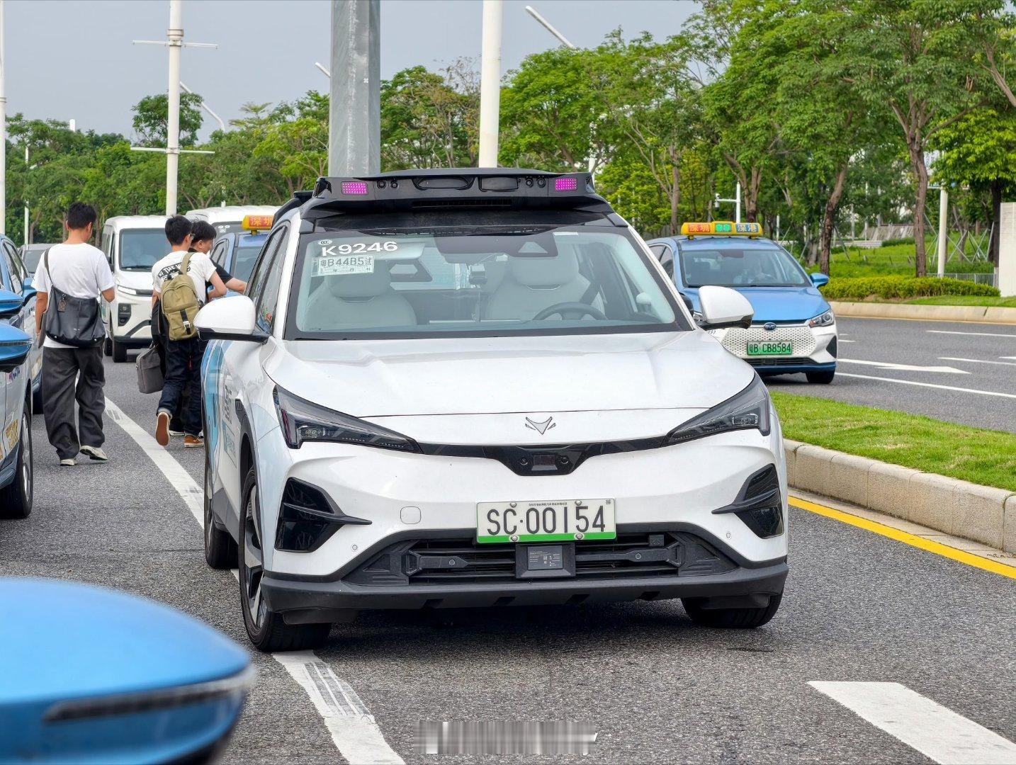 男子被无人驾驶车车门夹手无法脱困这么可怕..可躲着点，其实很多无人车，在遇到一些