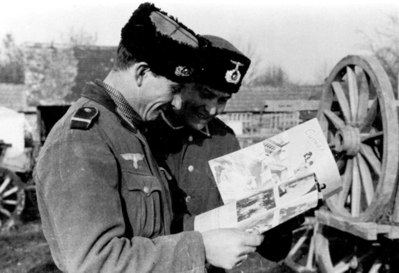 1942年，在德军服役的哥萨克人正在阅读《信号》杂志。这些人中许多是流亡到南斯拉