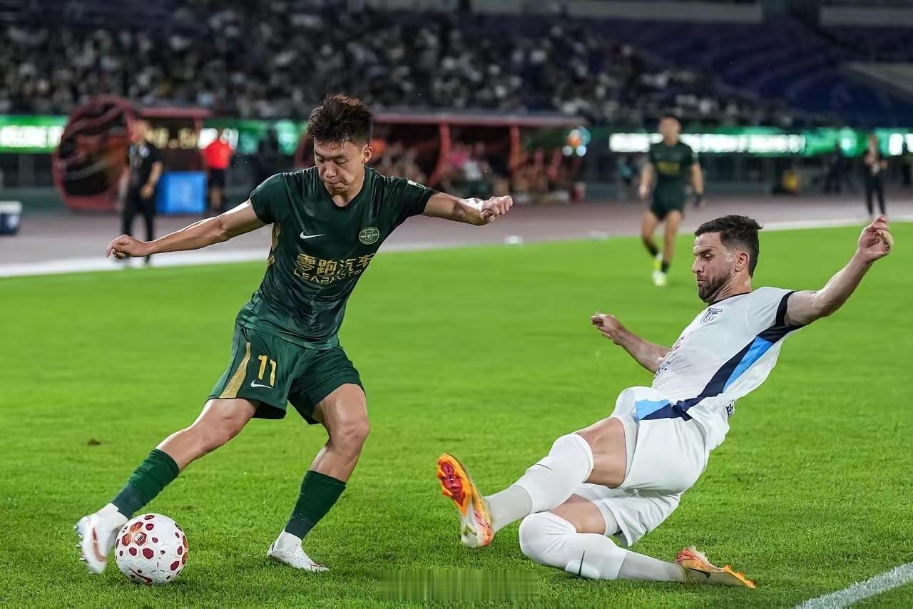 国青锋线“尖刀”王钰栋，凭国内赛场的炸裂表现，成功让欧洲球探的雷达疯狂报警。比利