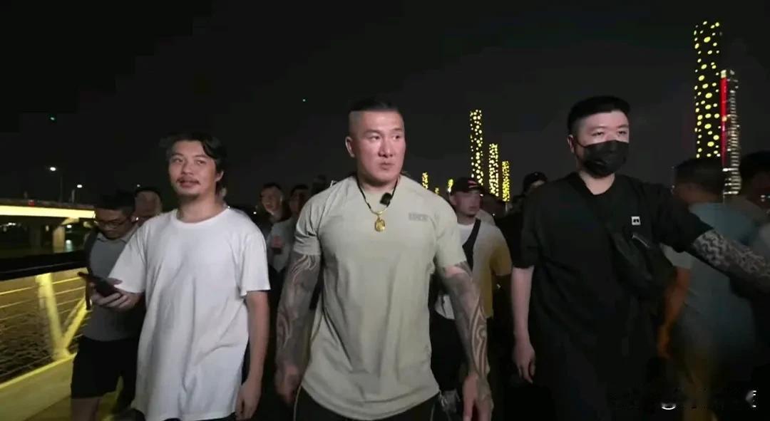 馆长正直播深圳夜景，3万多人同在线赞爆:美轮美奂，美不胜收！馆长以YT馆长恶名昭